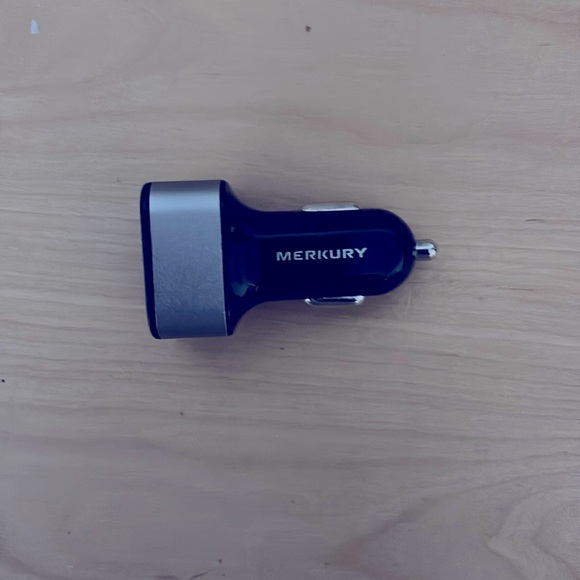 Loose Merkury brand car charger, input: 12 V – 24V DC output: 5V – 3.4A - Picture 1 of 4
